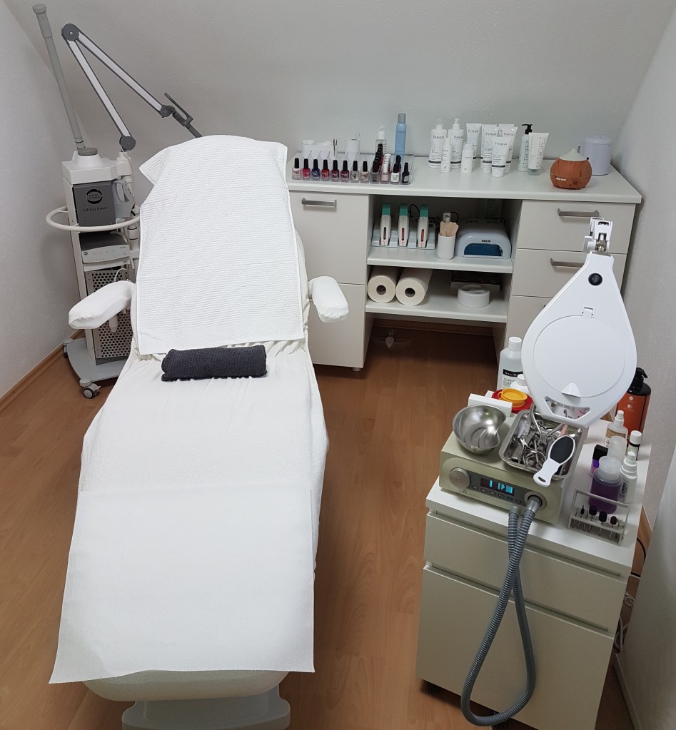 Behandlungszimmer mit modernster Technik